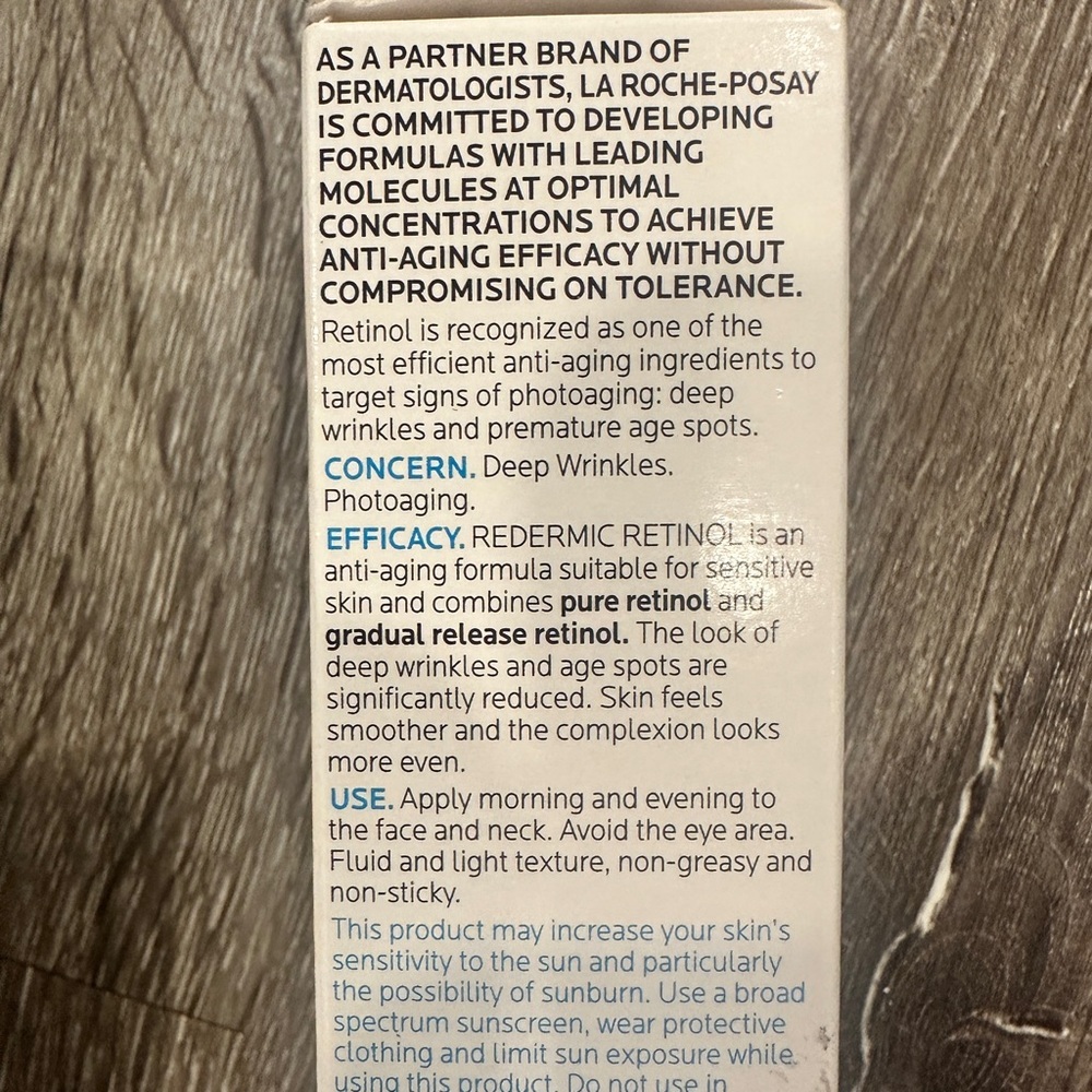 La Roche-Posay Redermic Retinol + Anthelios Light Fluid Tinted SPF 50 Sunscreen - Picture 8 of 13